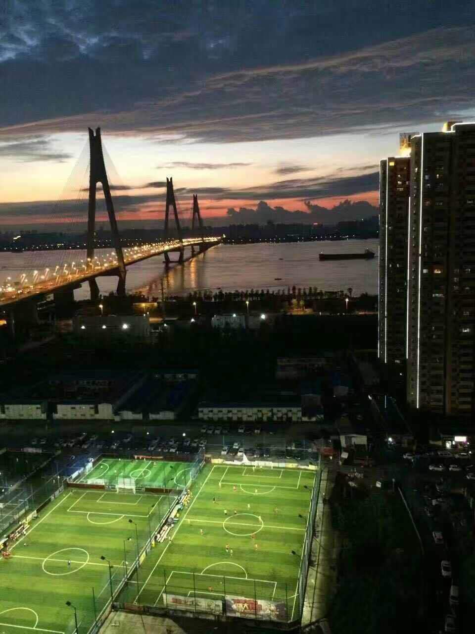 男子将垃圾场变球场被拆 城管:拆错了 男子将垃圾场变球场被拆 城管:拆错了