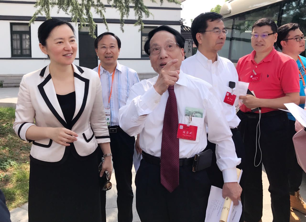 (庞忠武与苏州市委常委,宣传部长盛蕾亲切交流)