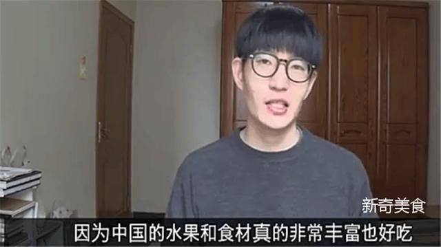 韩国小哥看中国水果便宜,说韩国水果非常贵,回