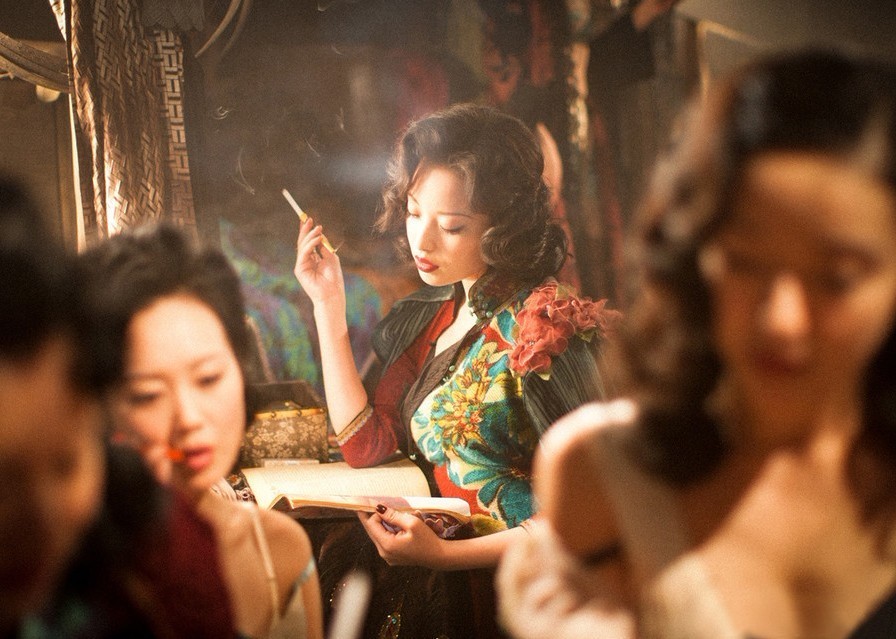 《金陵十三钗》影片背景在1937年，日军入侵南京，战火中，六朝古都化为废墟，众多中国军民被困城中。一支十数人的国军德械教导队余部在长官李教官指挥下，从日军手中救出了一批教会学校女学生，而李教官等人，至此丧失了出城的机会。幸免于难的书娟等学生返回文彻斯特教堂，随她们一起来到的，还有受雇远道至此收敛神父遗体的美国人约翰·米勒。此时的南京城中，逃难的人们蜂拥进安全区和教堂寻找庇护，十四名风尘女子强行进入教堂避难，其中精通英语的玉墨希望借助约翰的身份为一行人提供更多保护。教堂的墙壁，并不能阻挡日军的铁蹄，教堂内的人们，在最后的危难时刻，放下个人的生与死，去赴一场悲壮的死亡之约。