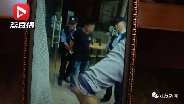 据悉，嫌疑人杨某25岁，其妻蒙某24岁，二人均来自贵州。死亡的男子刘某31岁，江苏淮安人。据杨某交代，其妻与刘某曾有不正当关系，被他发现并阻止过，但没想到妻子与刘某还有联系，当天还在一起吃饭。为此，他气恼至极，从包中掏出水果刀，对刘某连刺十几刀，导致刘某当场身亡。
目前，警方正在对此案进一步调查。