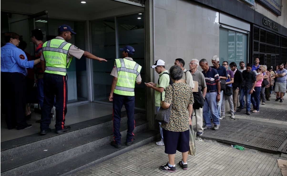 委内瑞拉货币贬值严重民众银行排队取钱