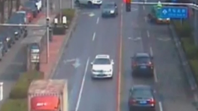 司机注意力不集中 越野车剐撞出租车 司机注意力不集中 越野车剐撞出租车