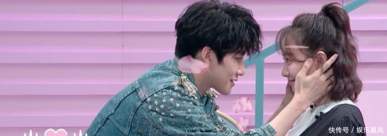 何炅新主持的综艺中他上来就坐C位,被费启鸣戴