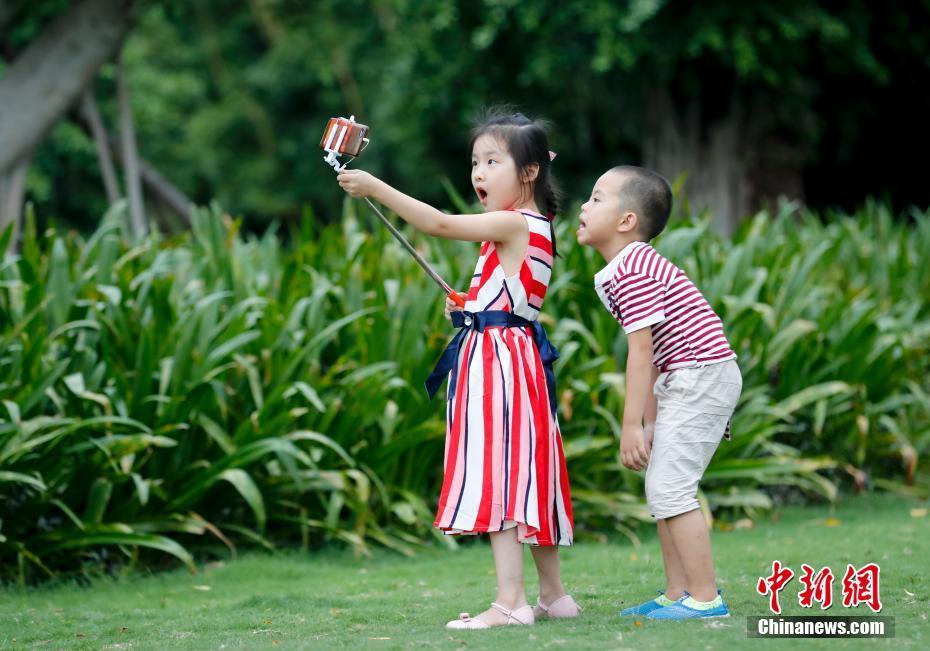 9月2日,两名儿童在厦门白鹭洲公园休闲玩自拍。金砖国家领导人第九次会晤将于9月3日至5日在厦门举行。 中新社记者 杜洋 摄