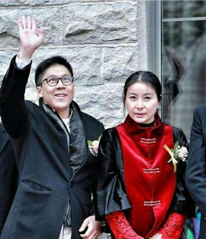 郭晶晶连生二胎奖励10亿, 近照曝光吓坏网友,