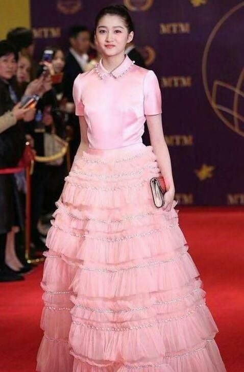 迪丽热巴和关晓彤同穿蛋糕裙,一个高贵,一个土