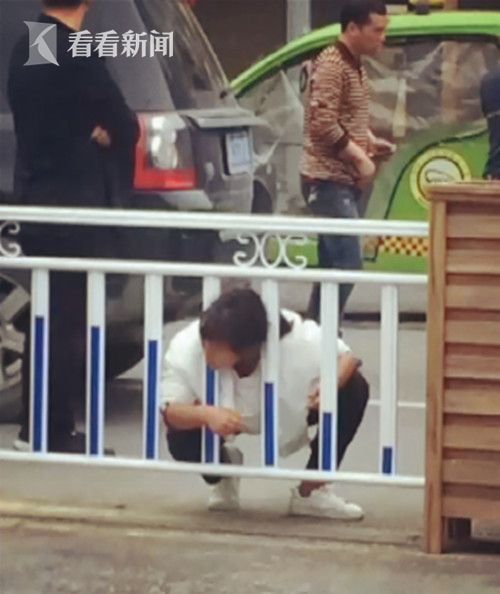女子过马路选择超近道 头被栏杆紧紧卡住 女子过马路选择超近道 头被栏杆紧紧卡住