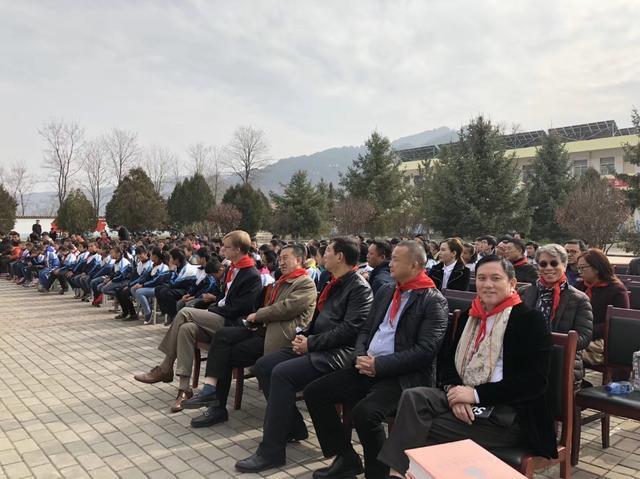 一片丹心系红区,千秋功勋济教育