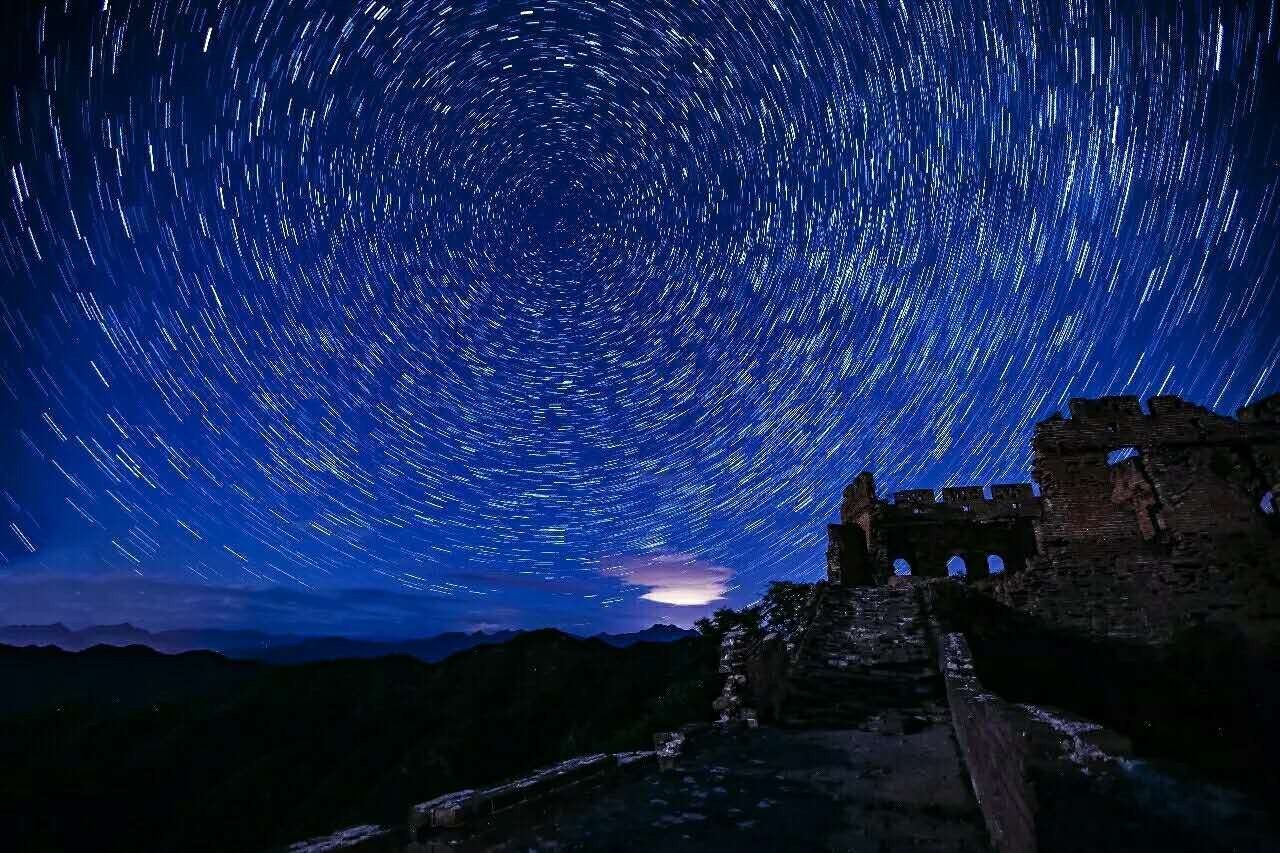 清风拂山岗