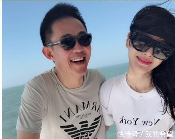 他五十岁三婚娶小二十岁娇妻, 同框毫不违和, 夫妻俩都逆生长