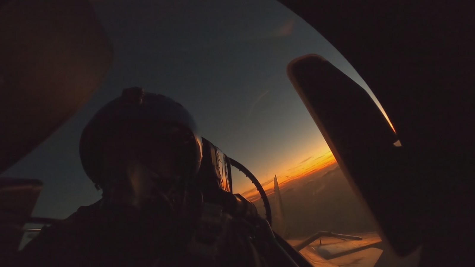 超惊险!海军2名飞行员成功处置一起战机发动机空中停车特情 超惊险!海军2名飞行员成功处置一起战机发动机空中停车特情