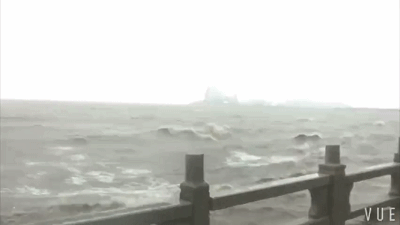 直击|台风帕卡登陆 记者冒雨播报险被吹走