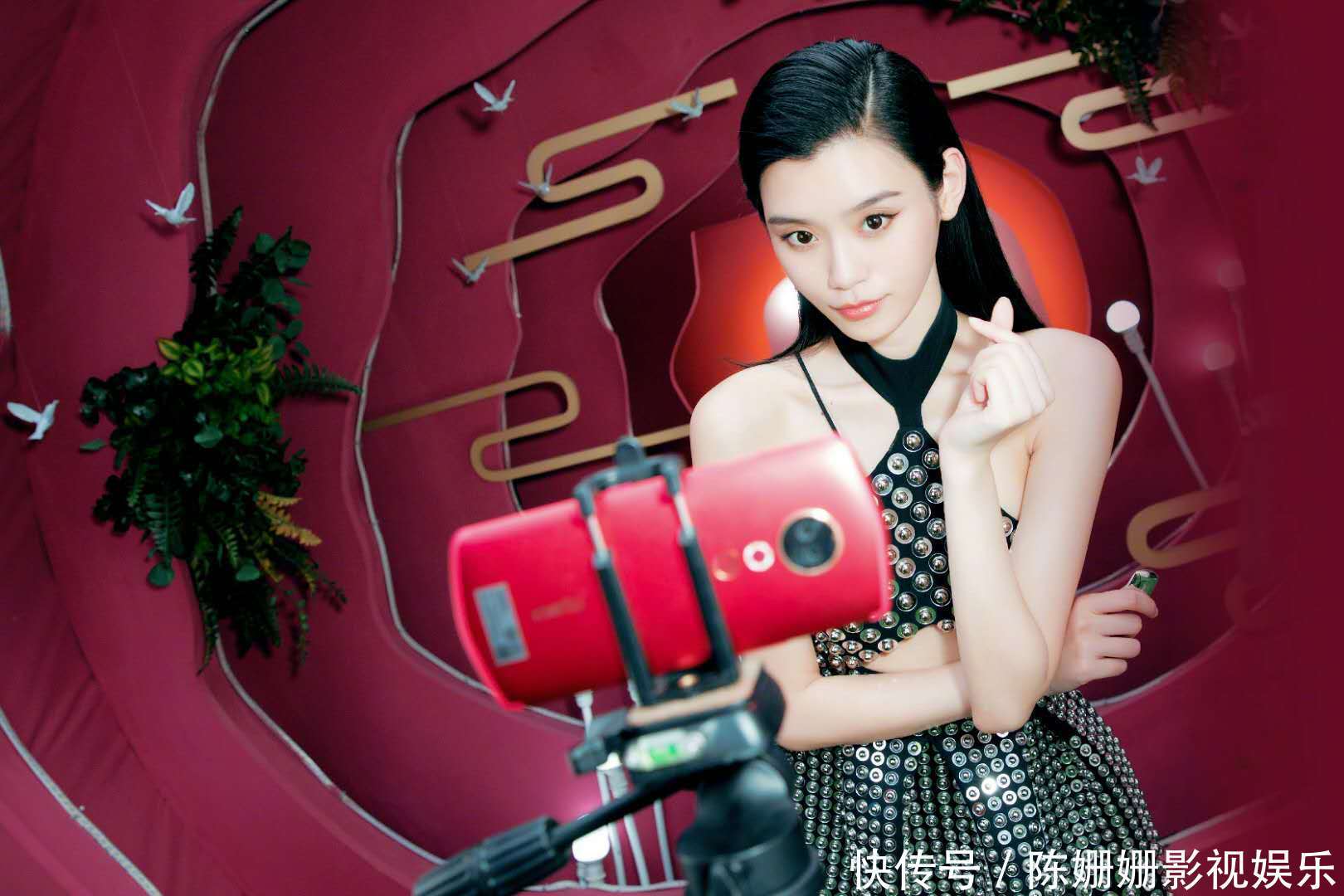 奚梦瑶银色吊带礼服出镜,大秀美背,皮肤白的发