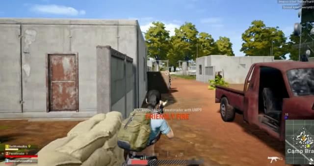 绝地求生:玩家吐槽猪队友,三分钟误伤自己两次