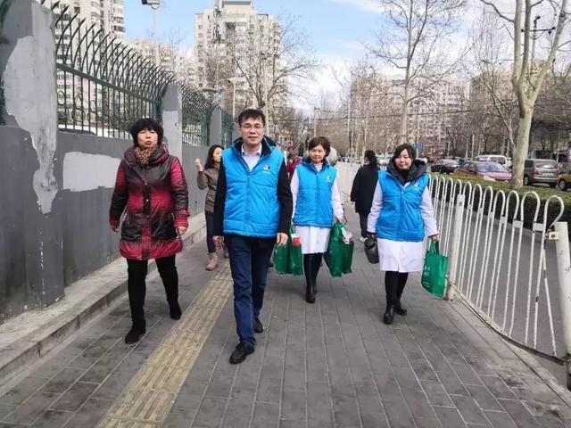 东方博大红纽带服务队慰问华西社区志愿者