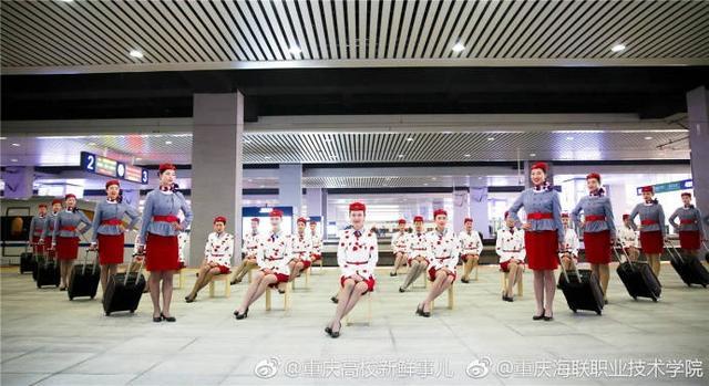 高校空姐礼仪快闪秀 整齐划一引围观