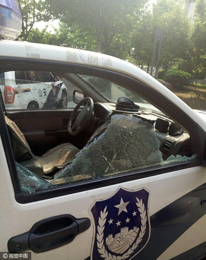 安徽男子骑车违章遭查 用铁链追打交警砸警车
