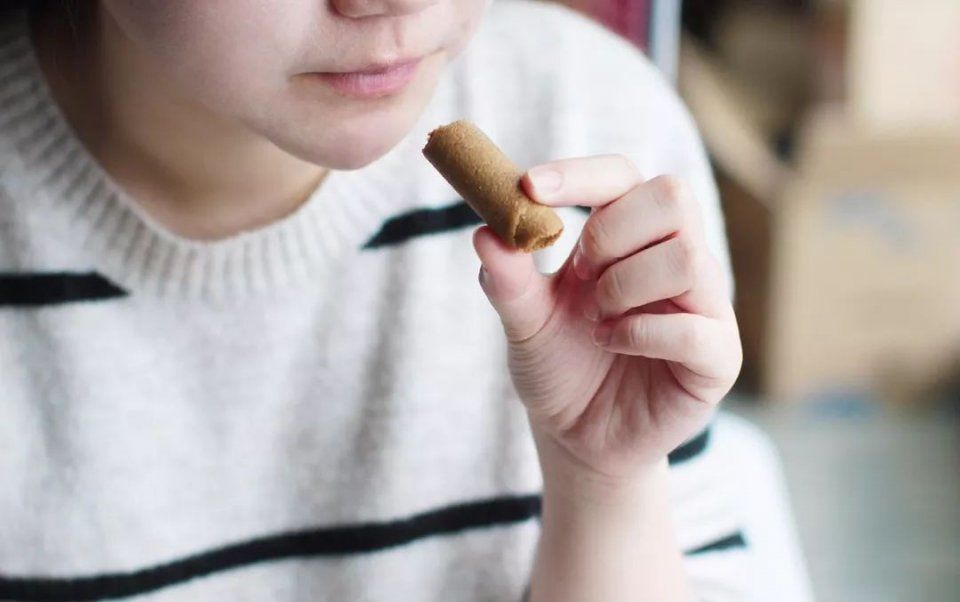 一口气尝了10个国家的零食,过年不出门也能吃