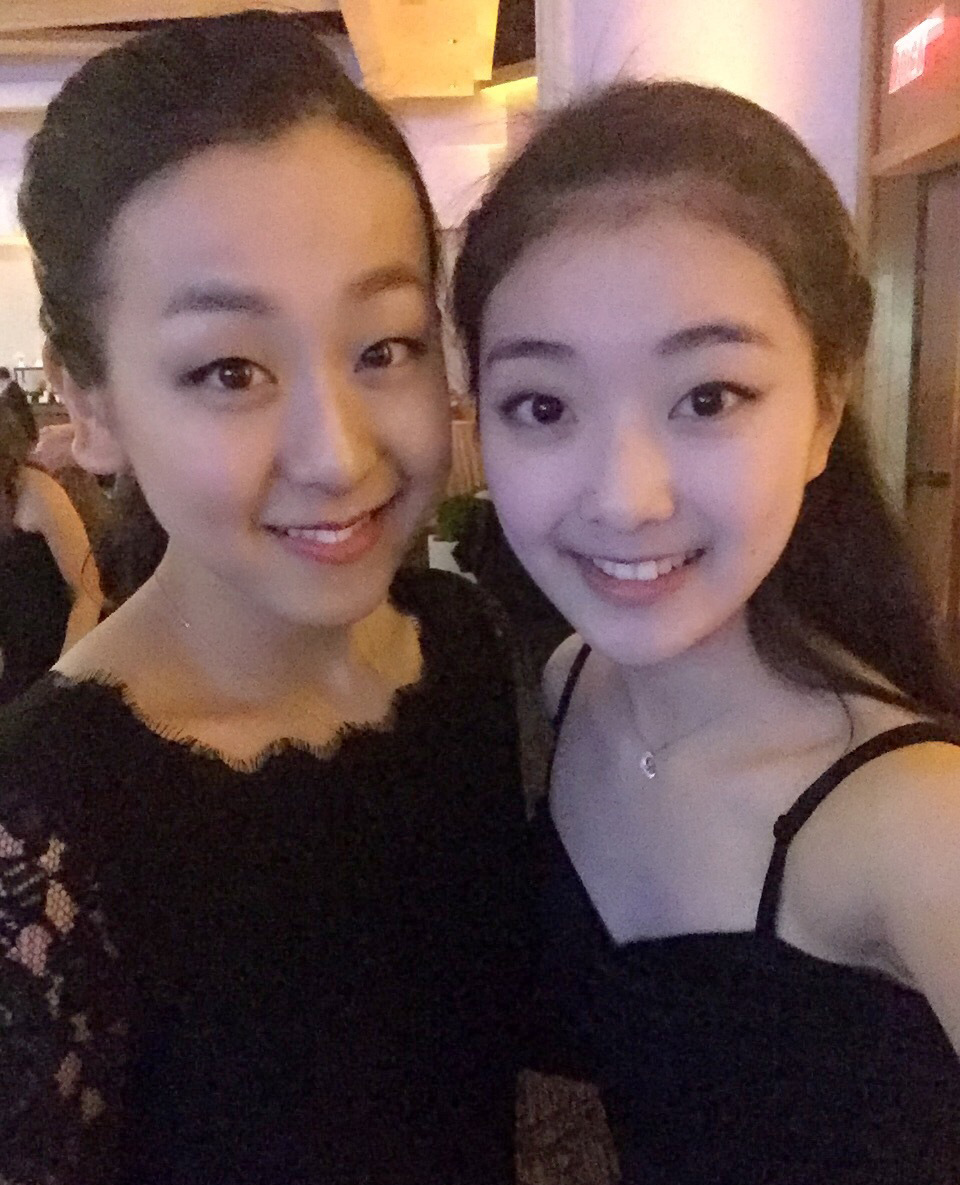 组图-李子君出席花滑晚宴 低胸黑裙闪耀全场
