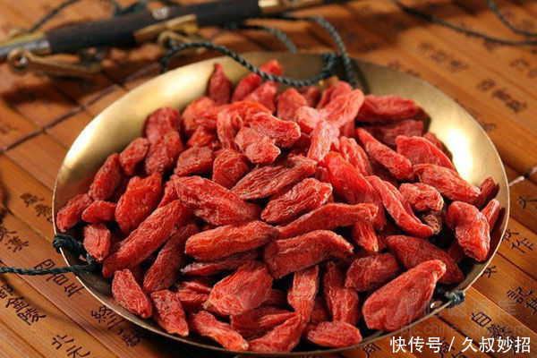 晚上睡觉之前吃5粒枸杞,连吃5天,3个好处找上