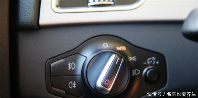 自动大灯作为标准版的增配,还是很实用的