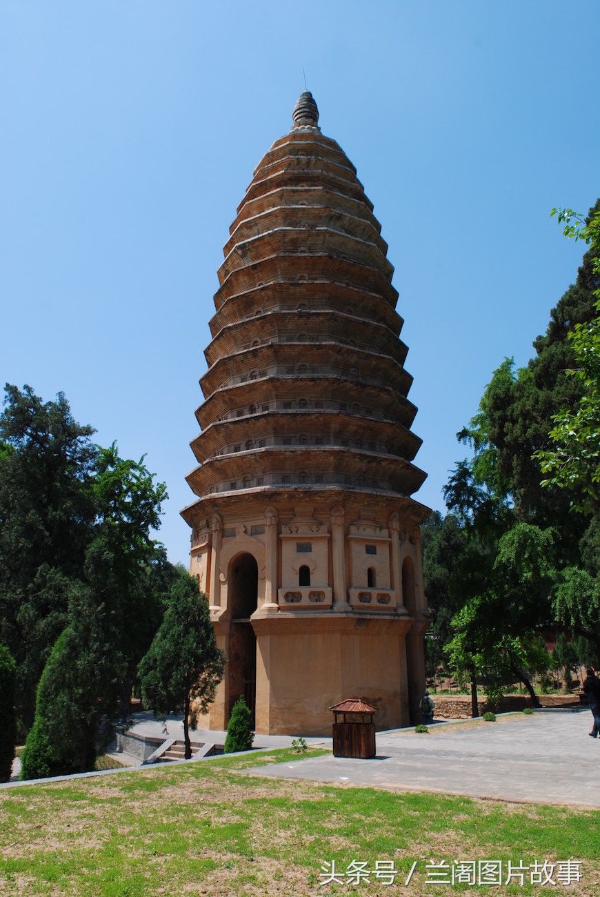 登封嵩岳寺塔是唯一平面12边形的古塔,在中国