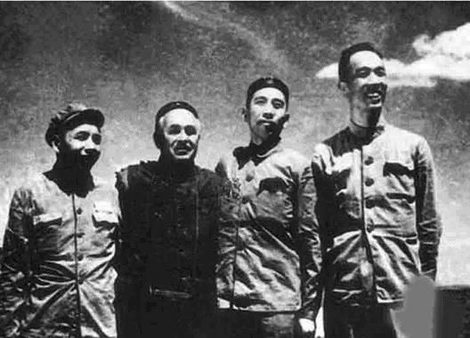 他两次主政新疆,宁拿低工资不拿高工资,一家三