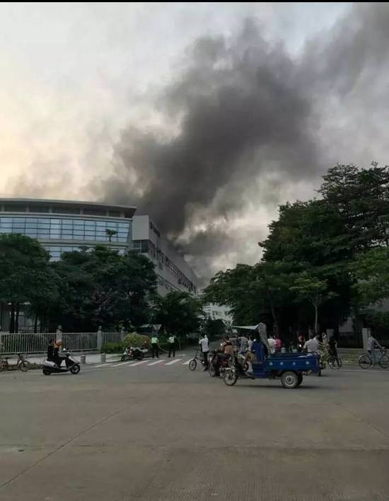广东顺德一电子厂发生大火现场浓烟滚滚 无人伤亡 广东顺德一电子厂发生大火现场浓烟滚滚 无人伤亡