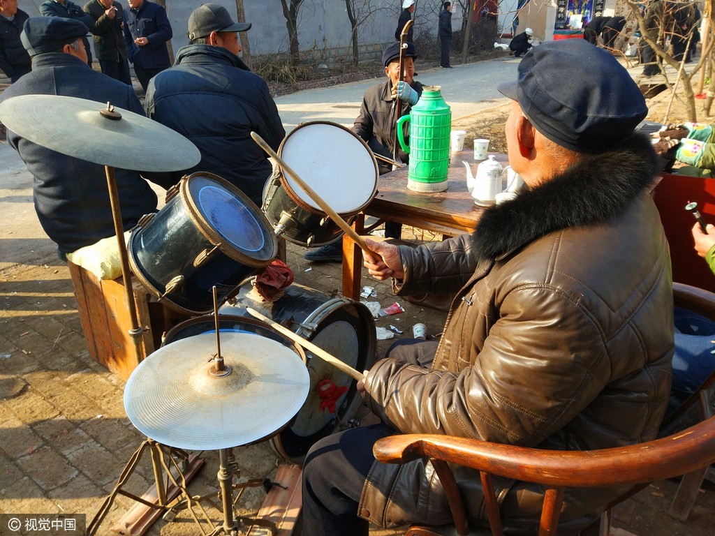 山东农村葬礼现架子鼓、键盘手等新元素
