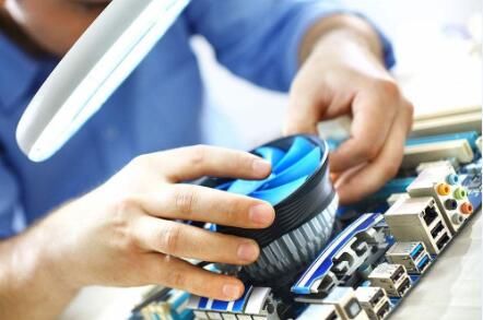 脑瘫大学生玩创业,用两年开3家电脑维修店