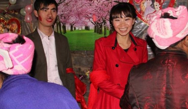 农村的倒插门婚礼:新娘为男方送彩礼,男方家人