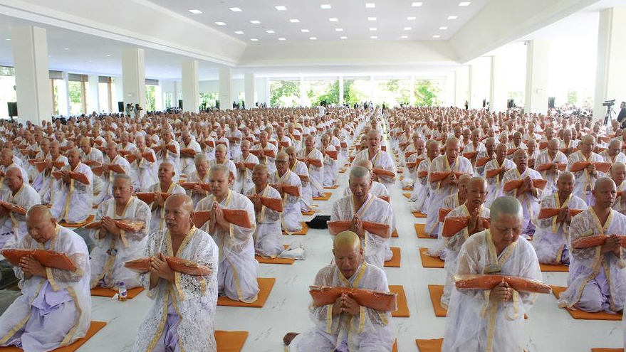 泰已故国王普密蓬火化在即 近千僧人将祈福