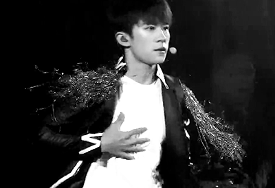 易烊千玺的父母是做什么工作的 t01b9abe6edfc495e4d.gif?size=400x274