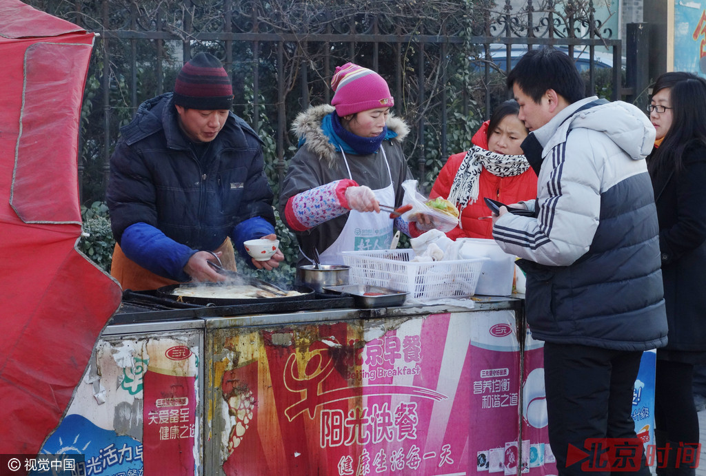 2012年，北京市商务委下发文件，明确不再审批新的早餐车网点。2013年1月9日，北京朝阳区酒仙桥中路将台路北口，使用简易早餐车卖鸡蛋灌饼的夫妻。