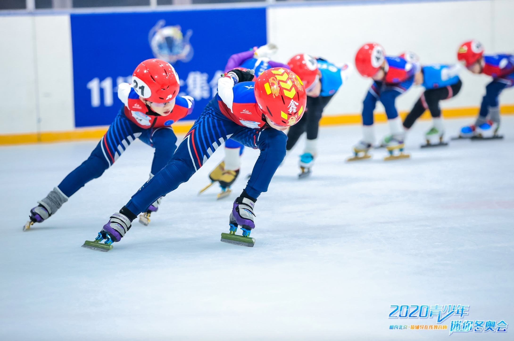 短道速滑小选手们进行训练