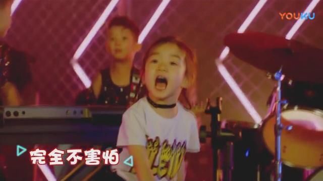 戚薇3岁女儿唱摇滚惊艳全场,眼神和动作都太霸
