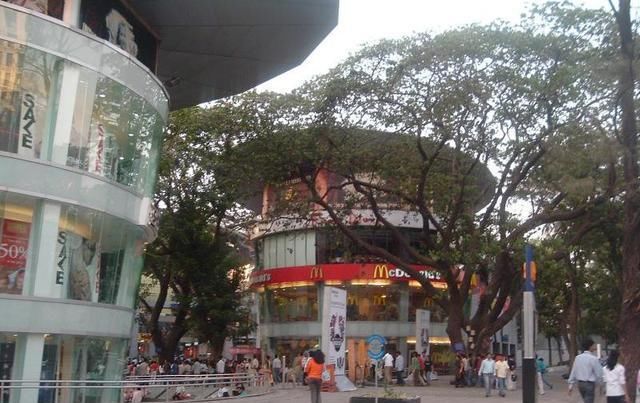 印度最大城市孟买, 印度人感觉很骄傲还自认为