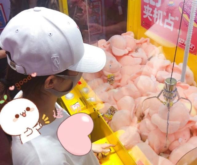 赵丽颖六一儿童节抓娃娃,同框女孩的意外成了