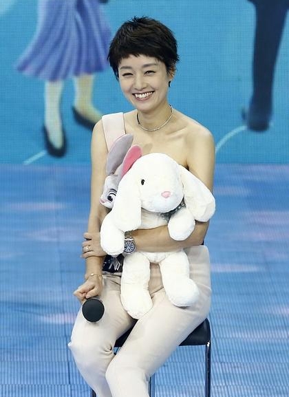 马伊琍半露香肩超开心 眼睛笑成一条缝