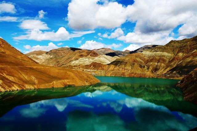 羊湖四周雪山环绕,最著名的是宁金抗沙峰.