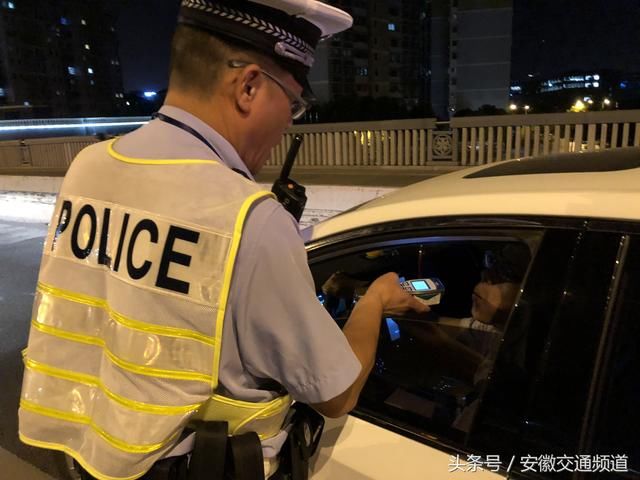 安徽记者赴沪 异地随警夜查酒驾违法行为 看上