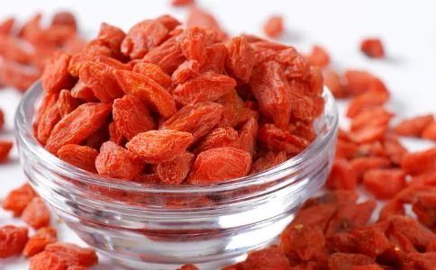 秋季枸杞泡水喝可以减肥么 可以生吃吗