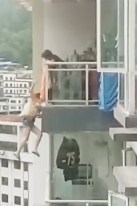 实拍女子跳楼寻短 母亲苦拽10多分钟无果坠地身亡