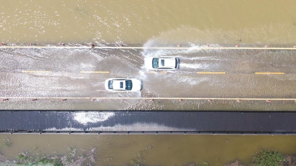 鄱阳湖“限时”奇景!“最美水上公路”重现 鄱阳湖“限时”奇景!“最美水上公路”重现