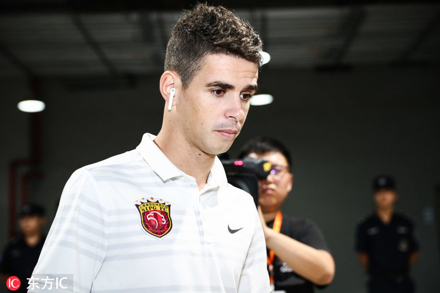 上海上港将帅抵达赛场 武磊自提两双球鞋