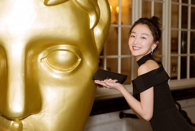 26岁周冬雨和33岁白百何撞衫,她胖了一大圈,平胸再次成亮点!