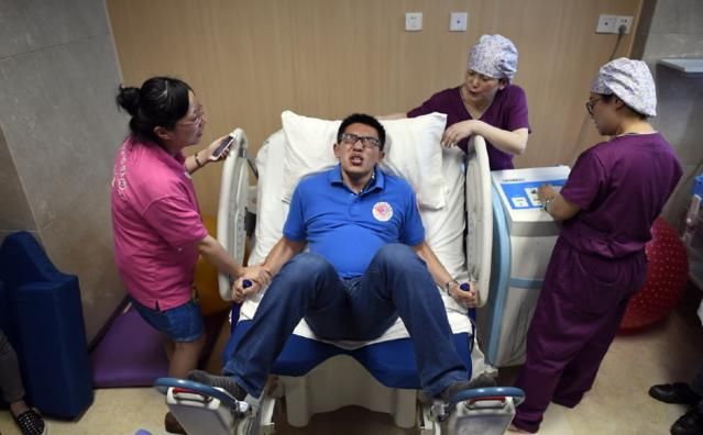 孕妇分娩阵痛可达10级,男人体验生孩子,疼到