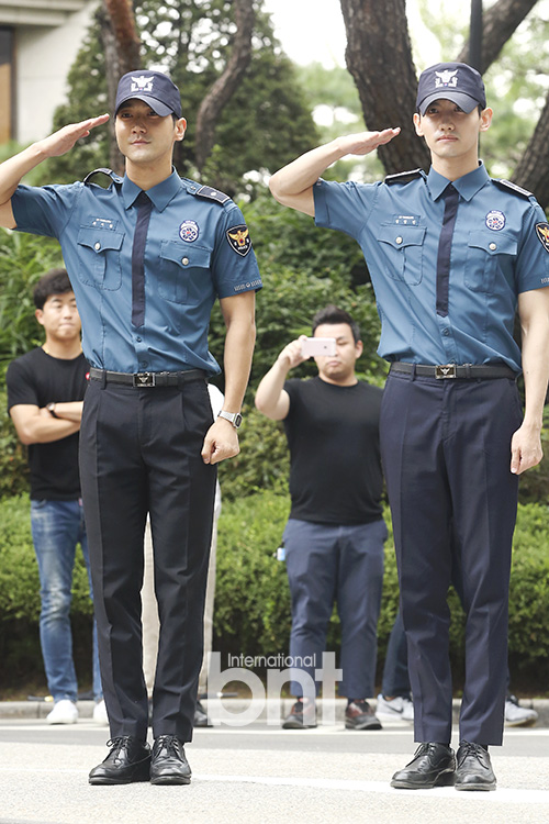 崔始源沈昌珉今日退伍 敬礼告别