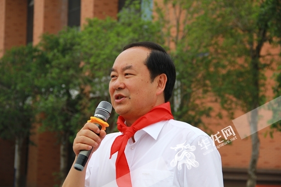 渝北区领导到两江小学视察 现场赠书祝孩子们儿童节快乐